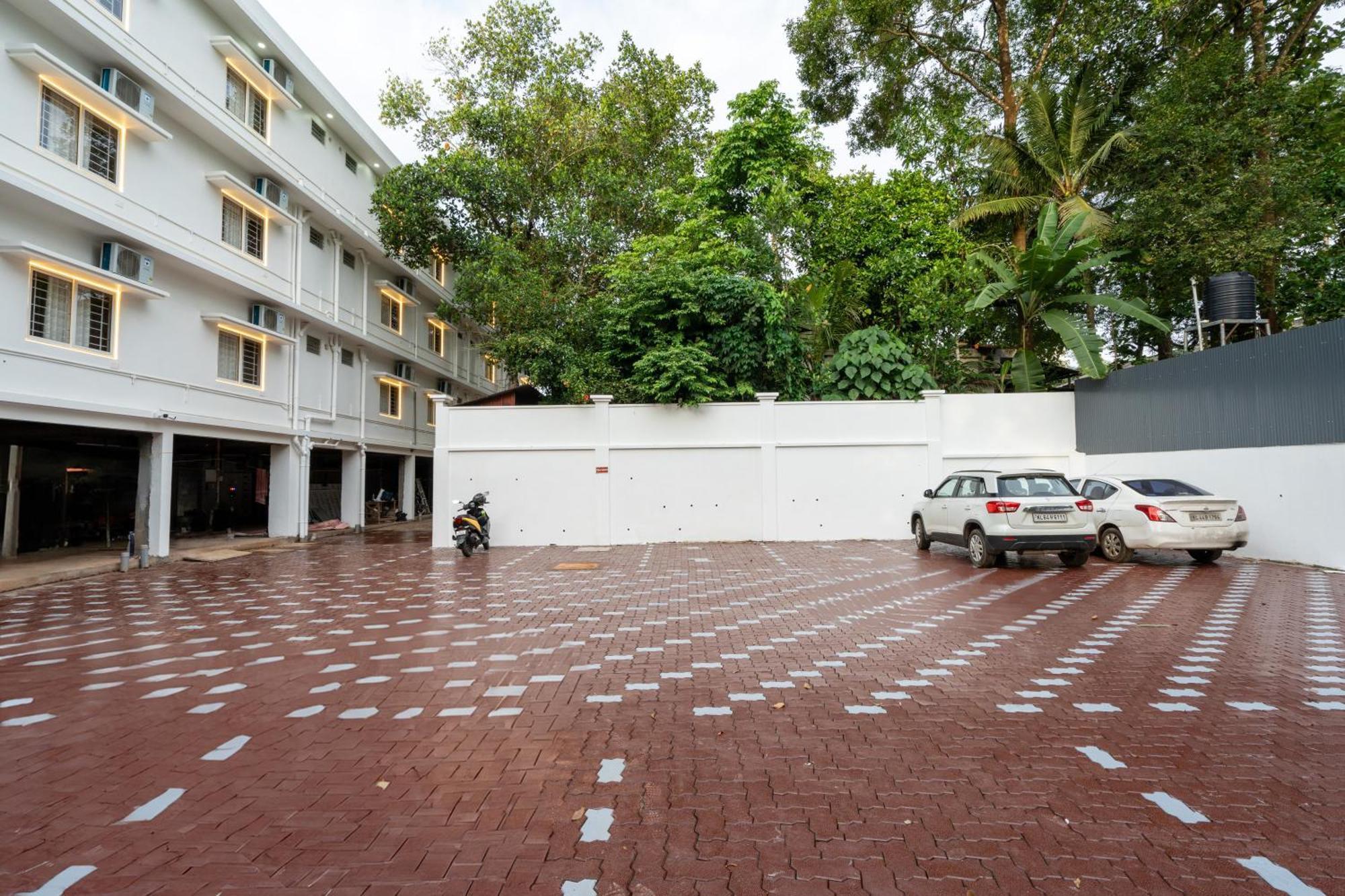 Cochin Airport Hotel Kochi エクステリア 写真
